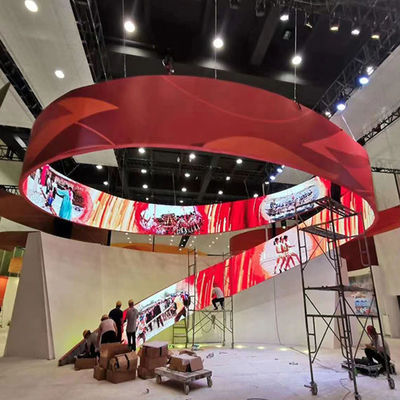 La pantalla flexible de LED se puede doblar 140 ° para satisfacer varias formas como cilindro, arco interno, espiral, etc.