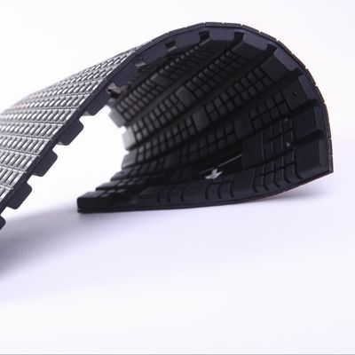 La pantalla flexible de LED se puede doblar 140 ° para satisfacer varias formas como cilindro, arco interno, espiral, etc.